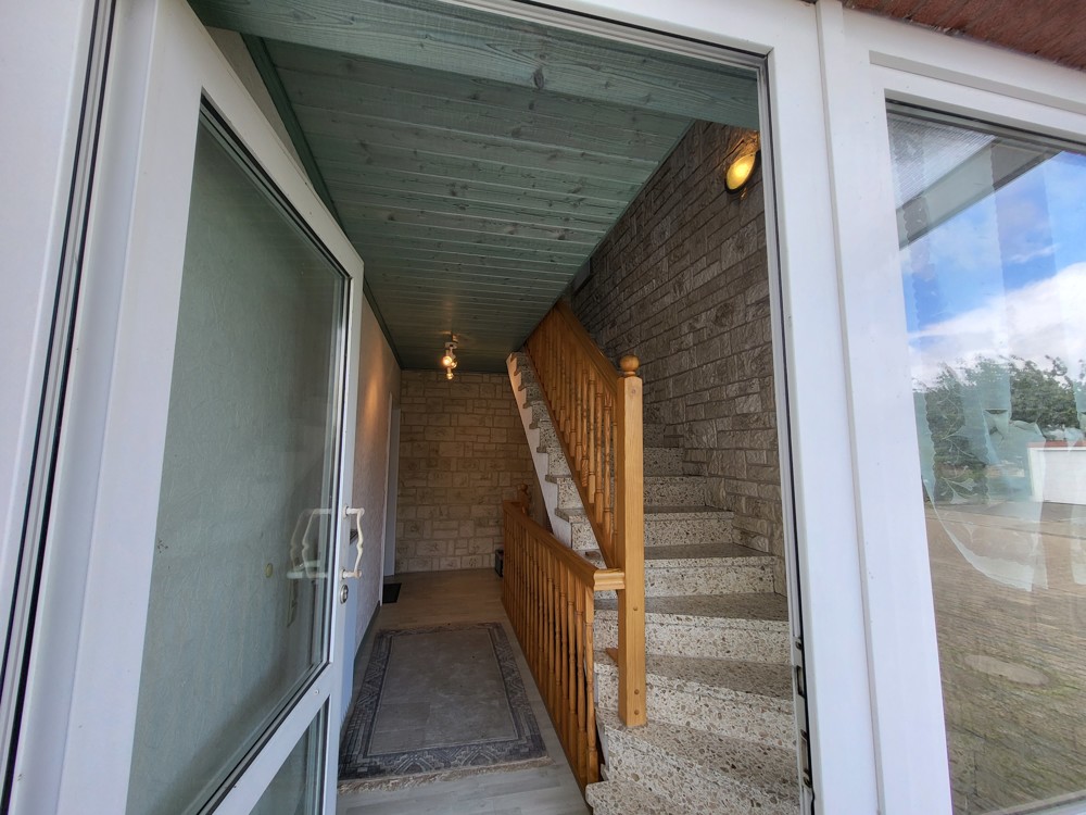 Eingang mit Treppenhaus