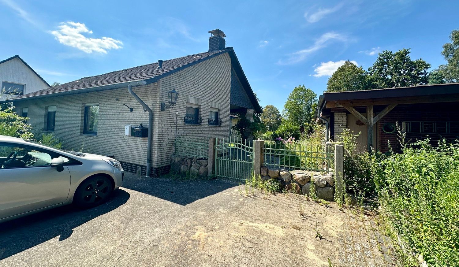 Parkplätze vor dem Haus