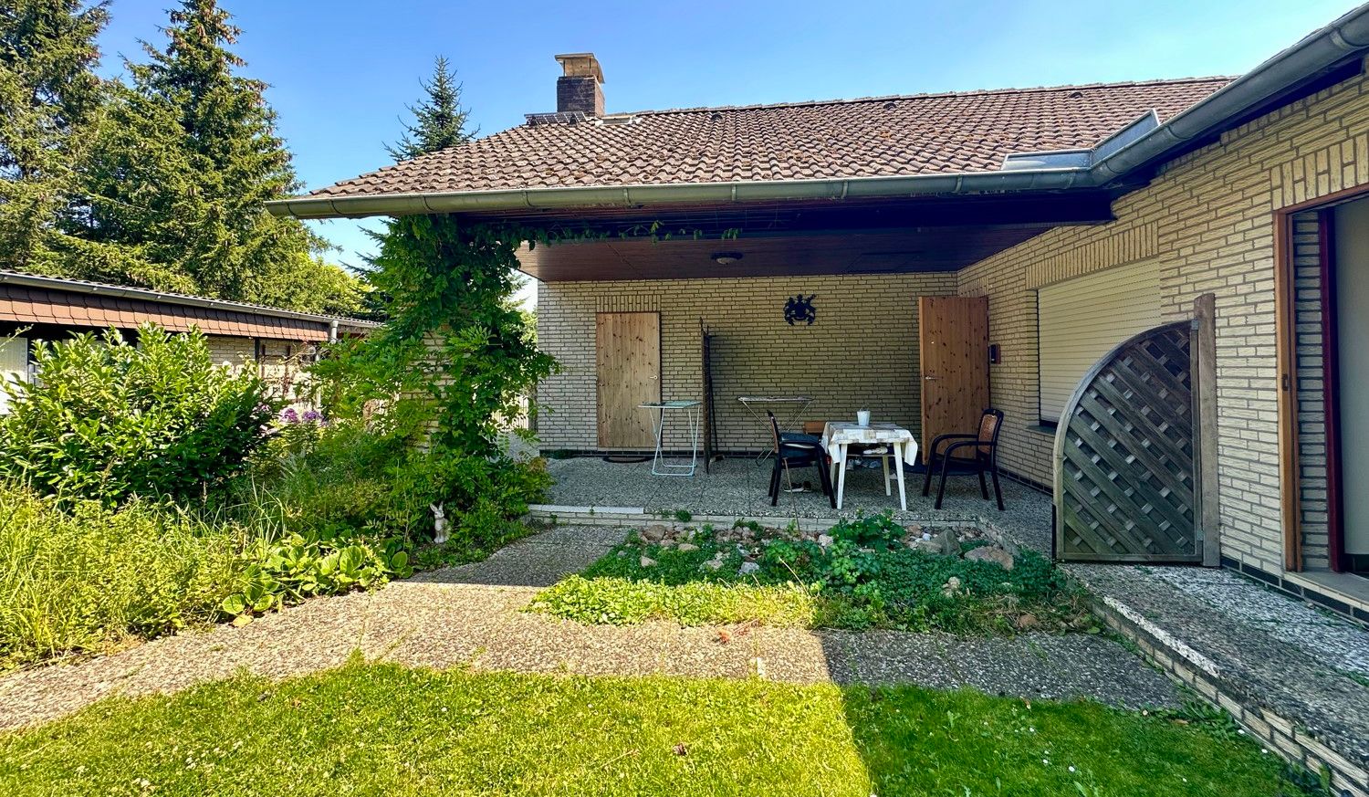 Ansicht terrassenudn Wohnungseingänge