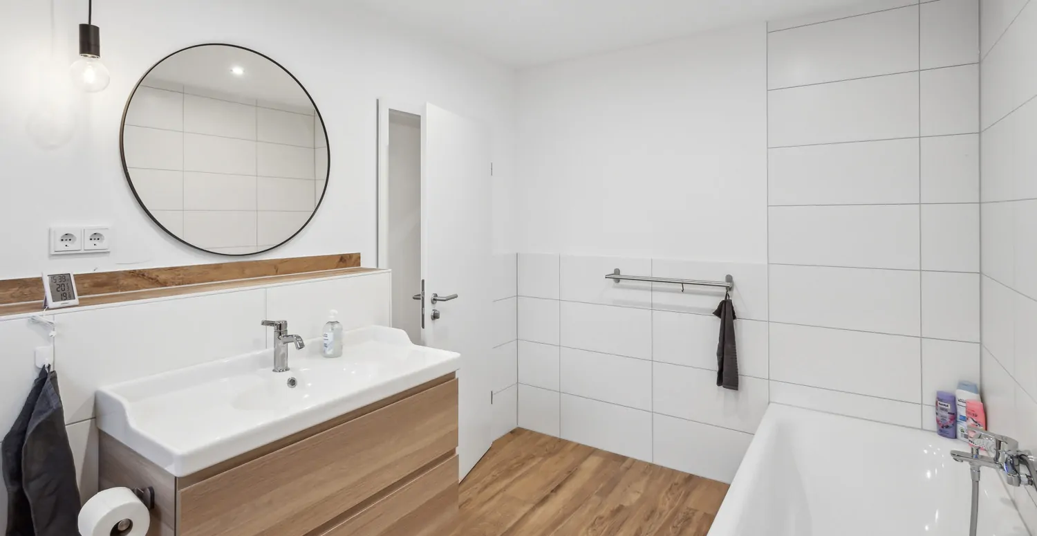 Großes Bad mit Badewanne