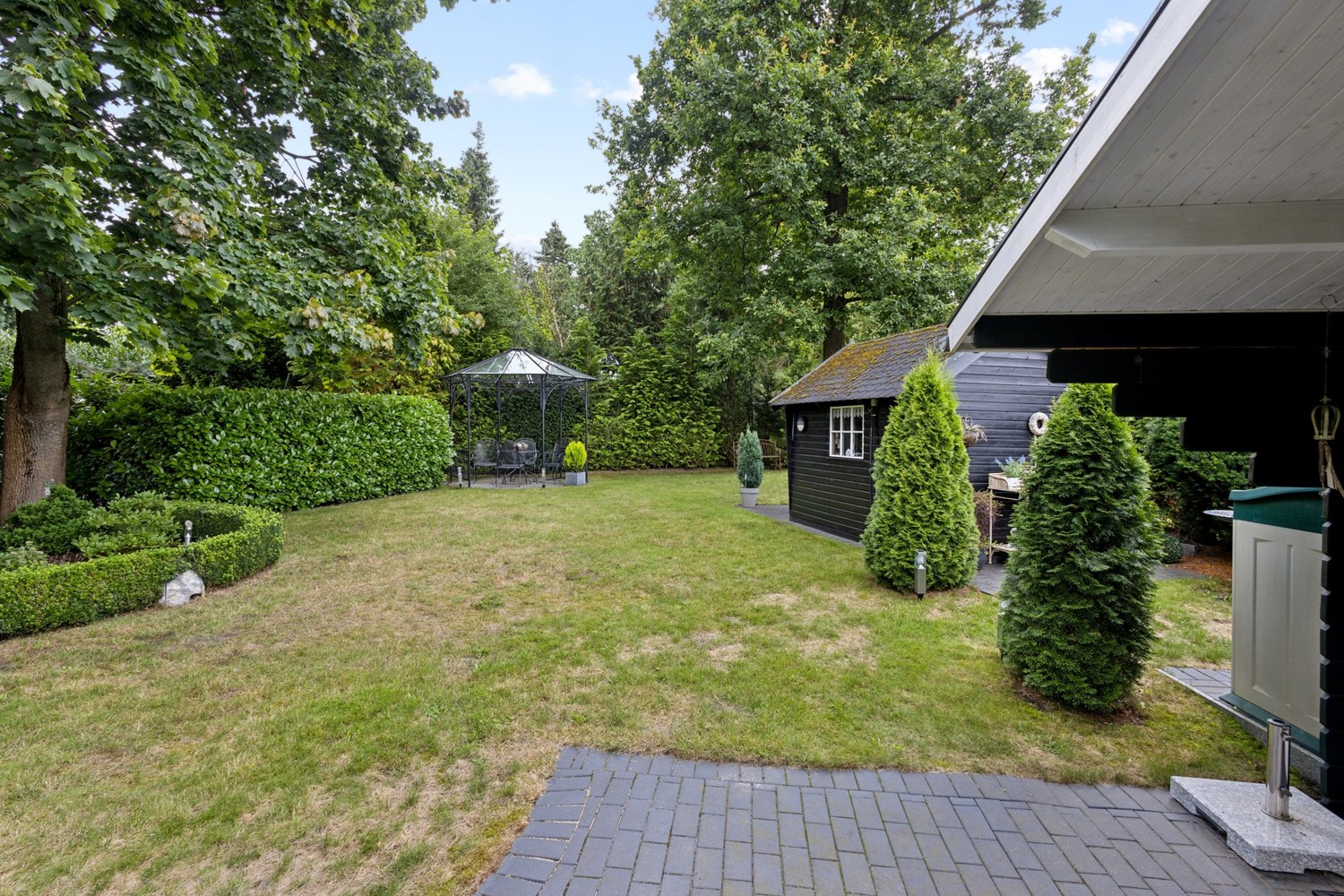 Garten mit Blockhäusern u. Pavillon