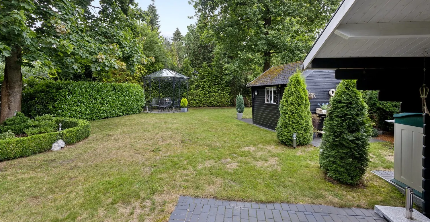 Garten mit Blockhäusern u. Pavillon