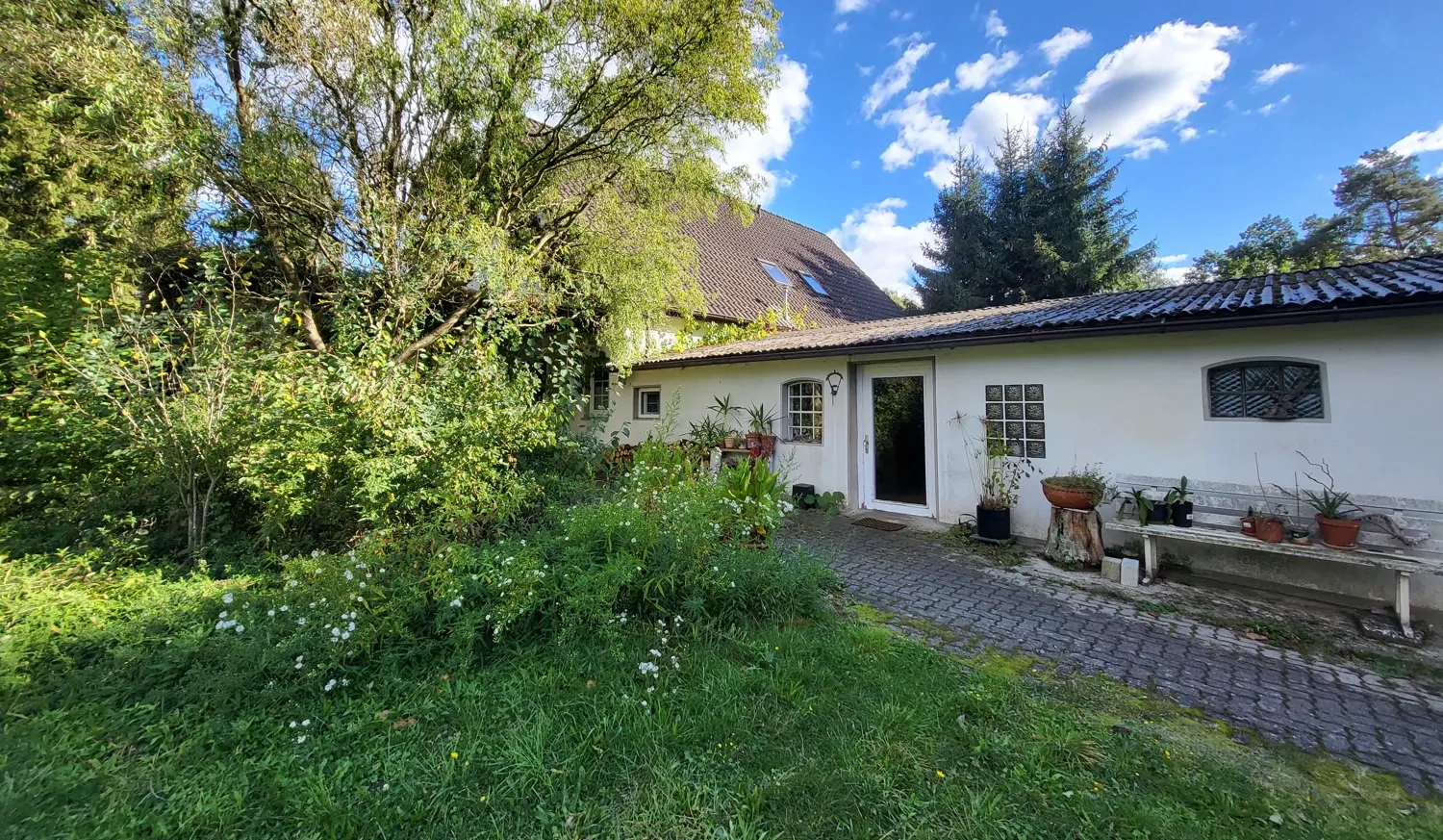 Blick zum Werkstattgebäude