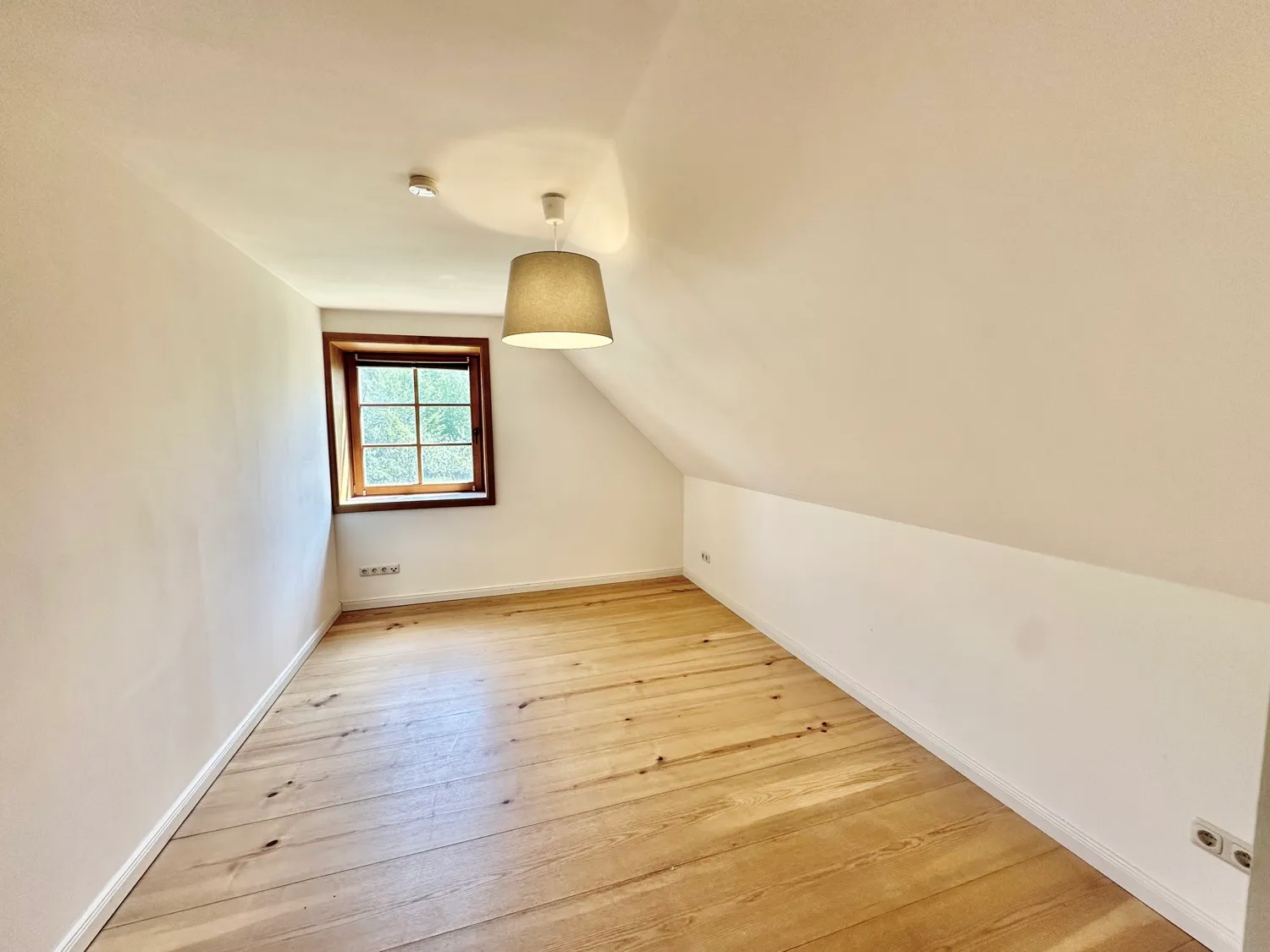 Haus vorne links Kinderzimmer