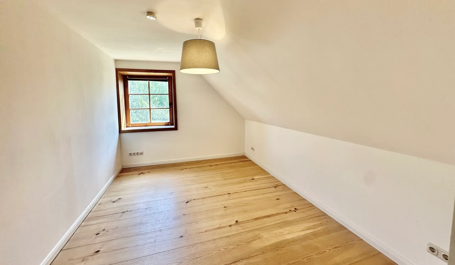 Haus vorne links Kinderzimmer