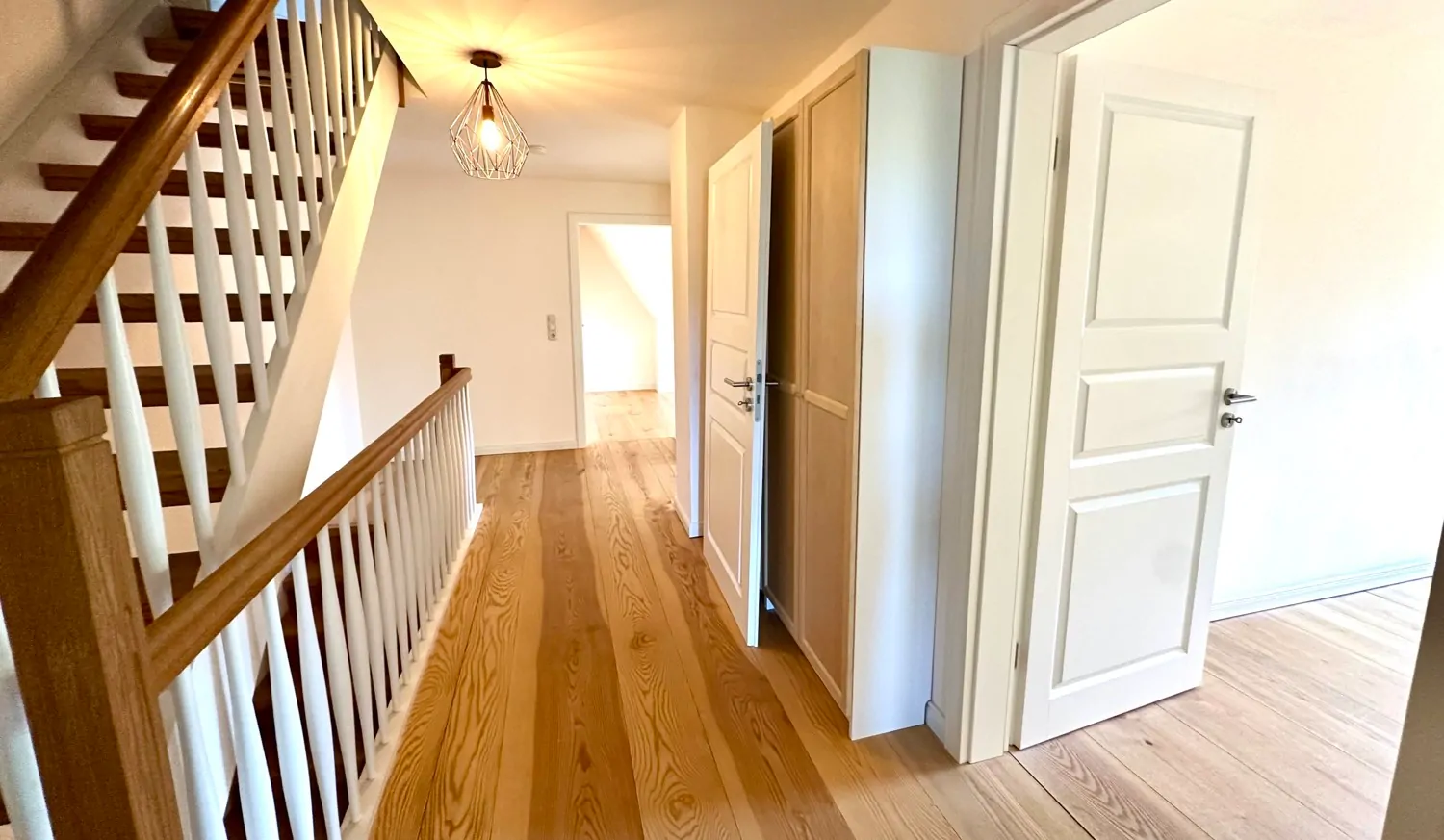 Haus vorne links Flur DG