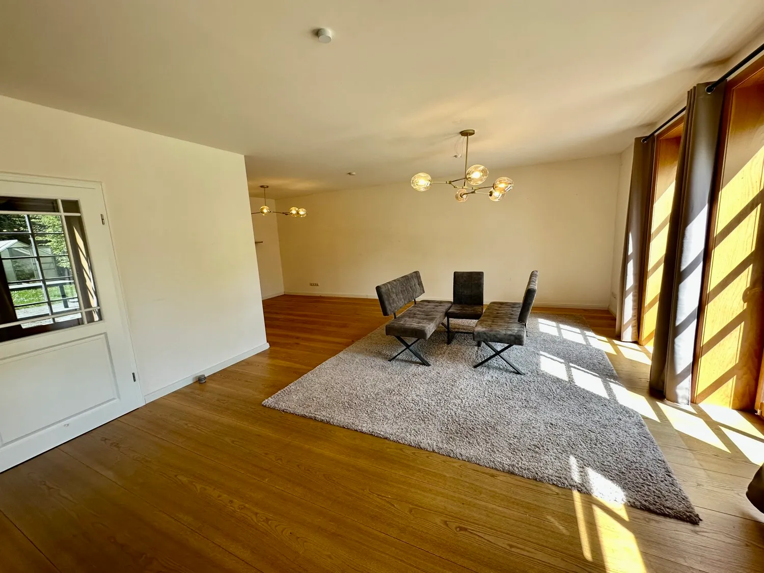 Haus vorne links Wohnen / Essen