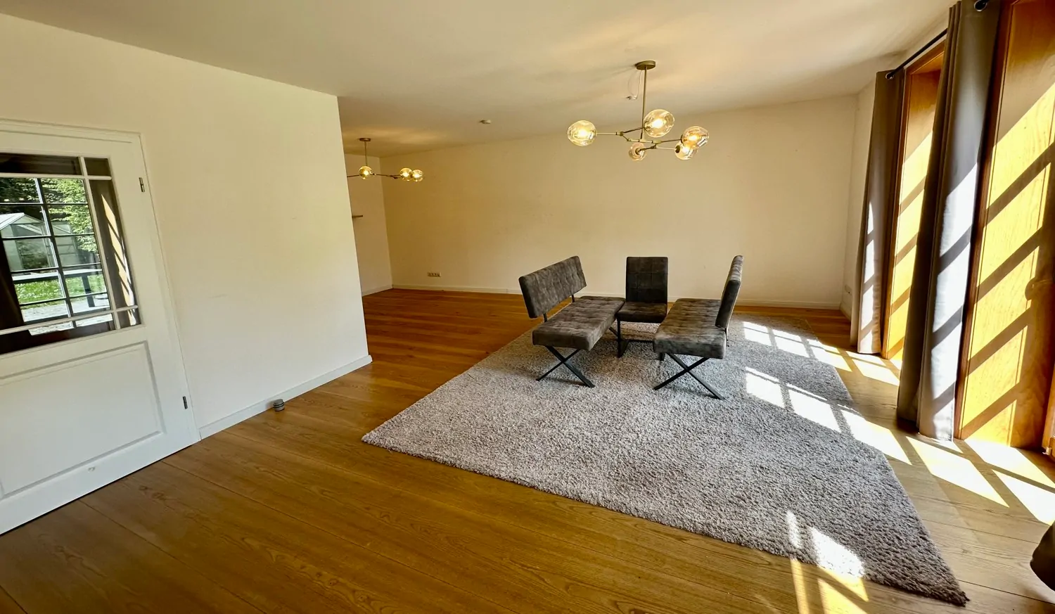 Haus vorne links Wohnen / Essen