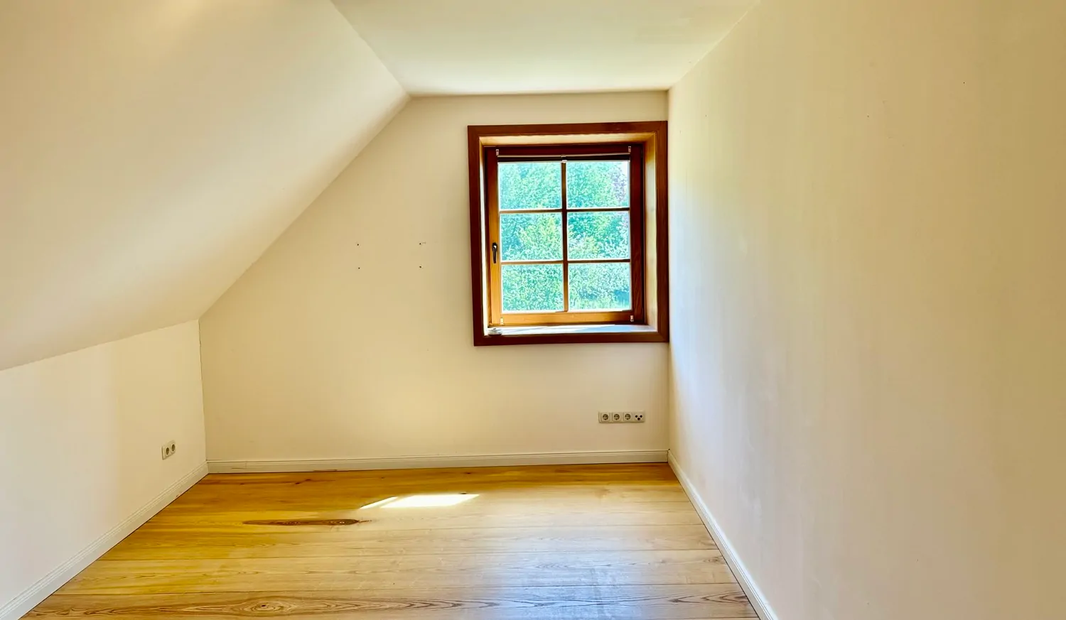 Haus vorne links Kinderzimmer