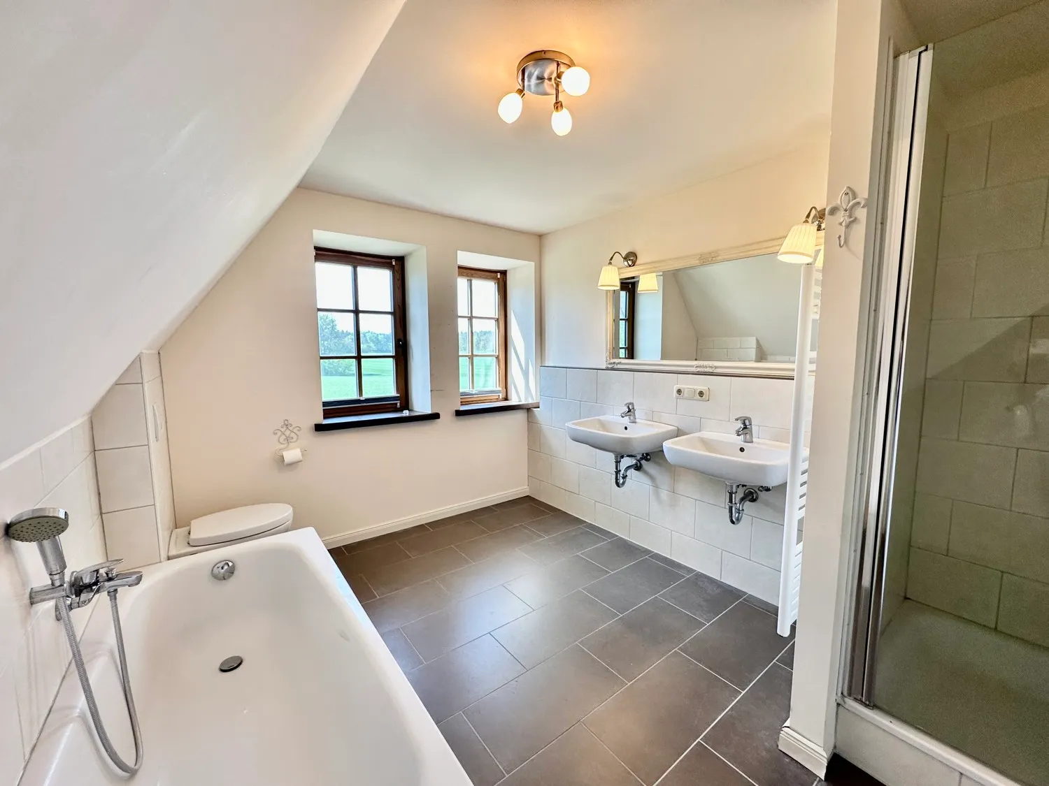 Haus vorne links Bad