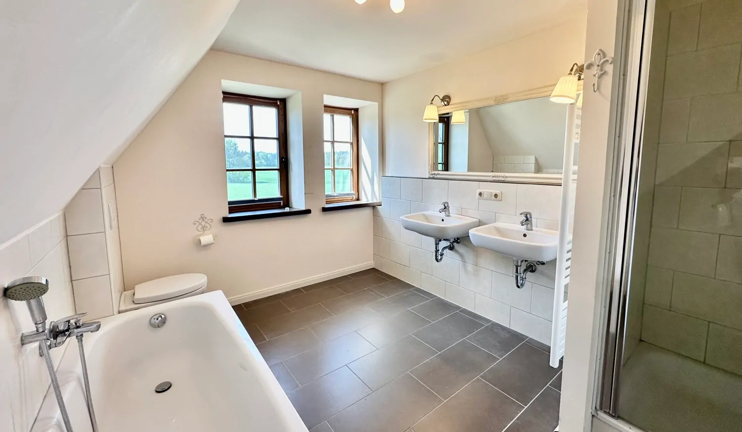 Haus vorne links Bad