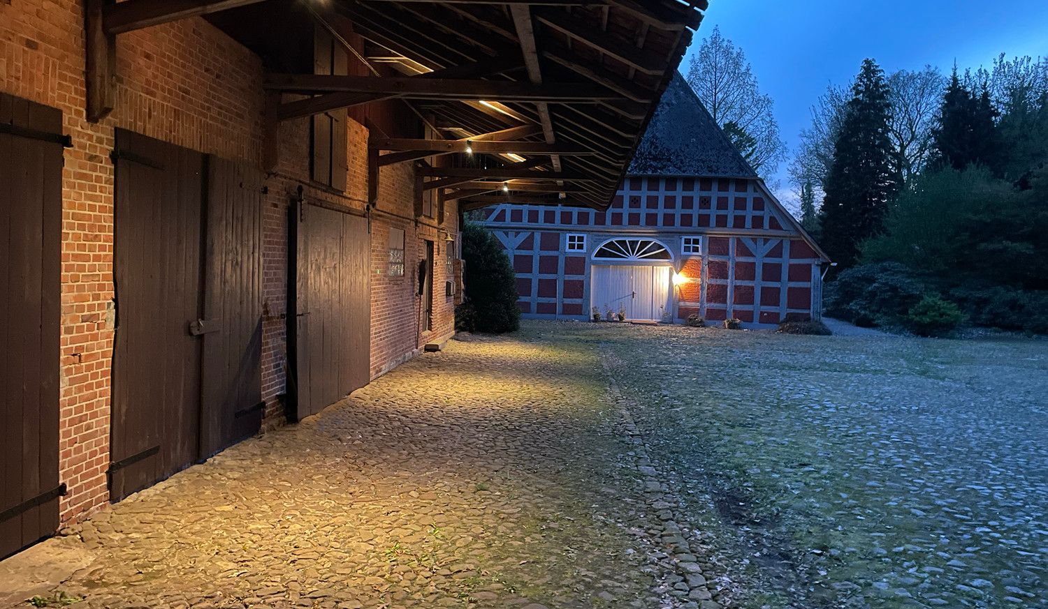 Haupthaus + Garagen frühabends