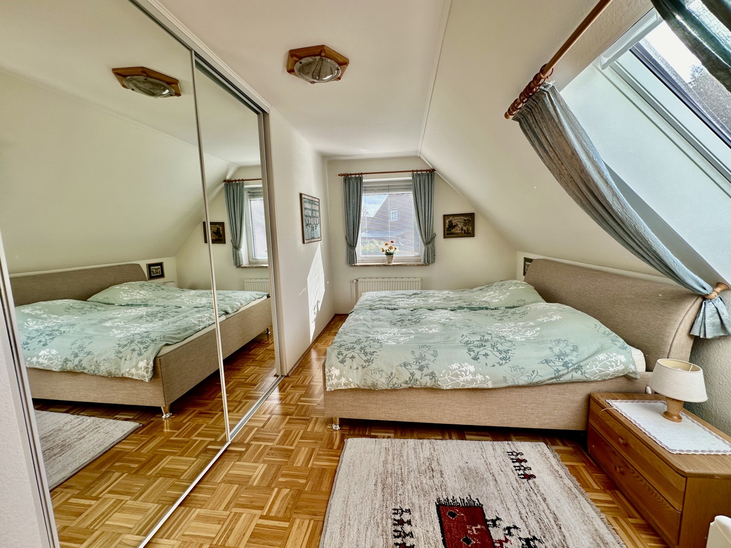 Schlafzimmer mit Einbauschrank