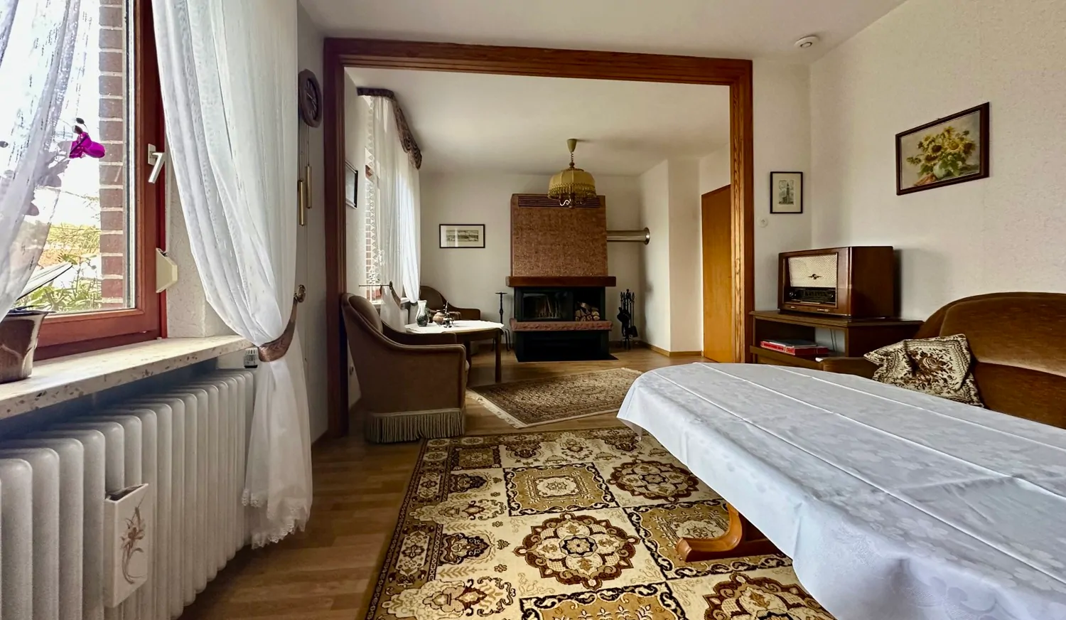 kleines Wohnzimmer mit Kaminzimmer