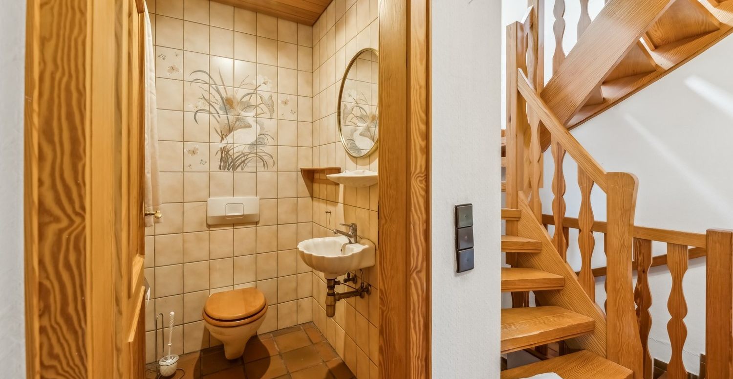 Gäste WC und Treppenbereich