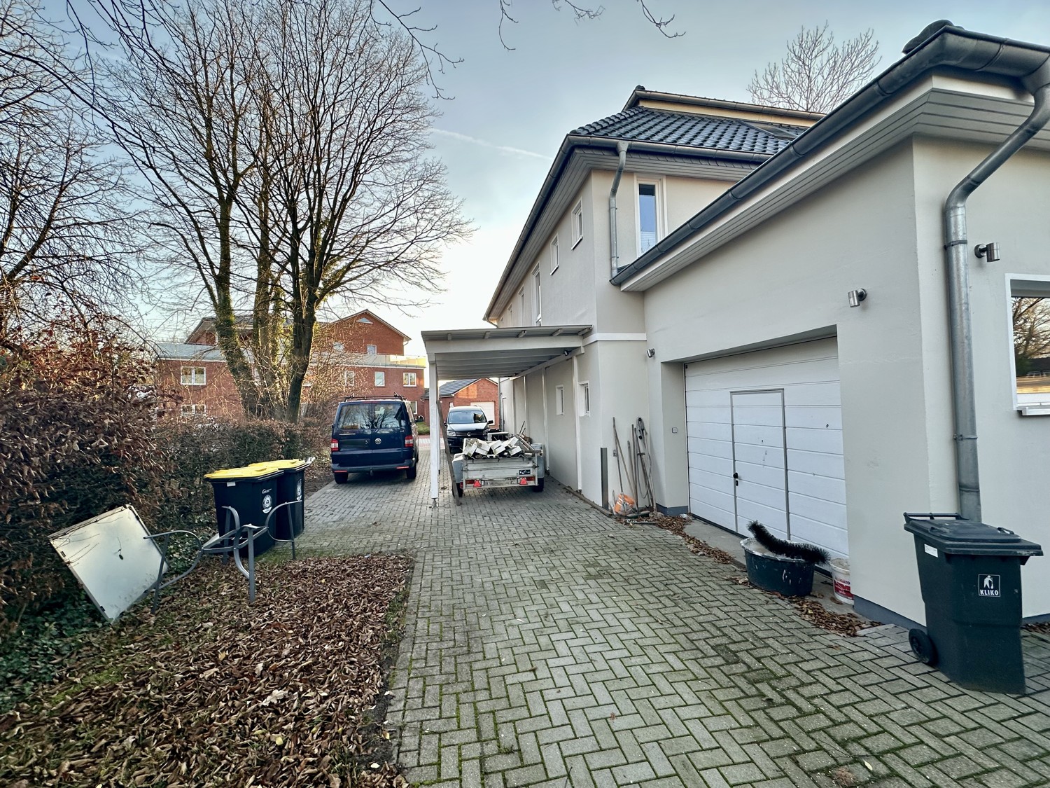 Carport und seitlicher Eingang / Tor