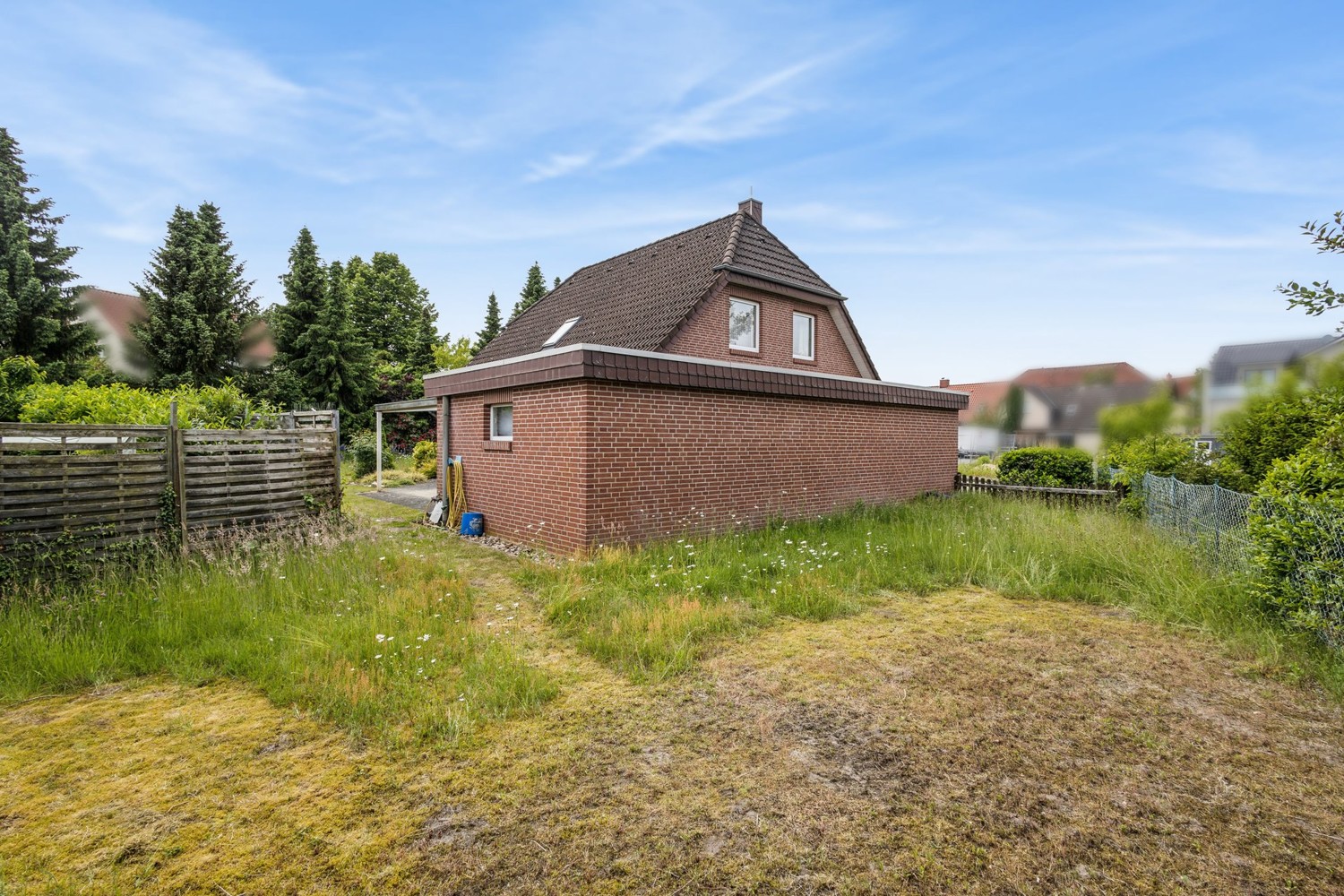 Seitenansicht mit Garage