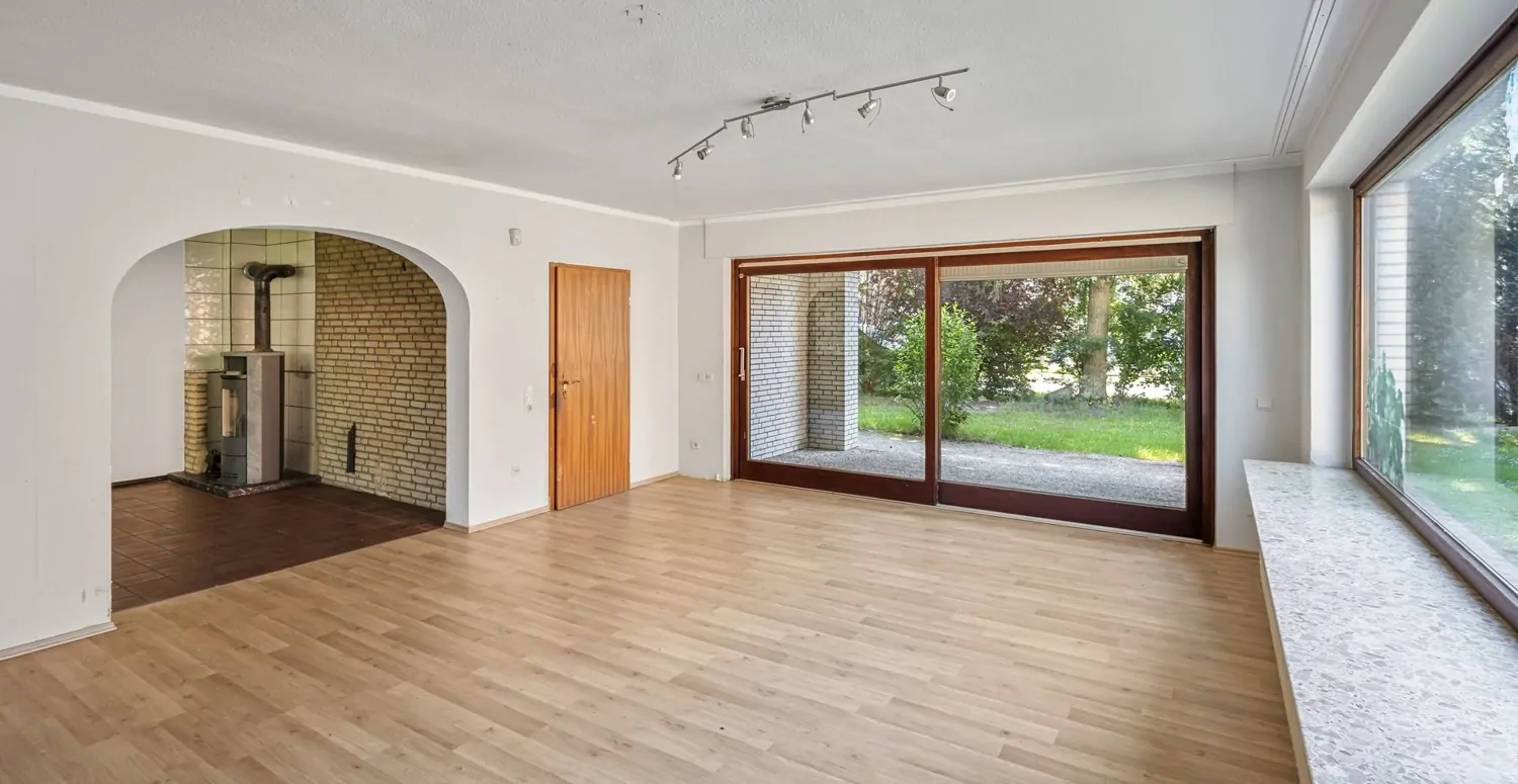 Wohnzimmer mit Blick zum Kaminzimmer