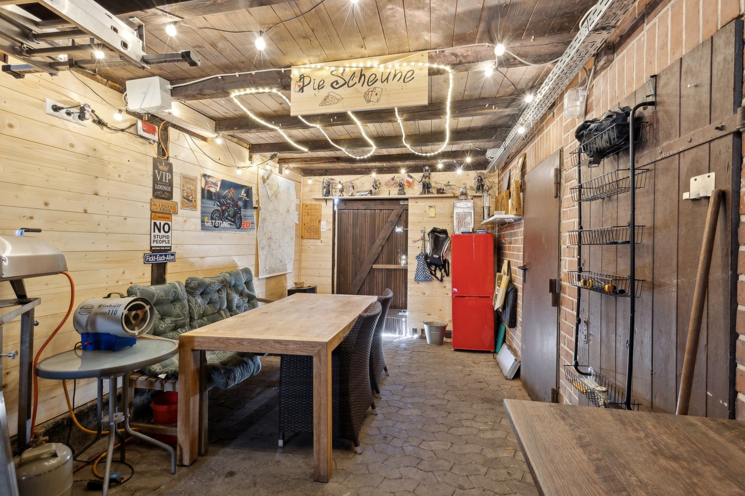 Nebengebäude mit Zugang zur Garage und Abstellraum