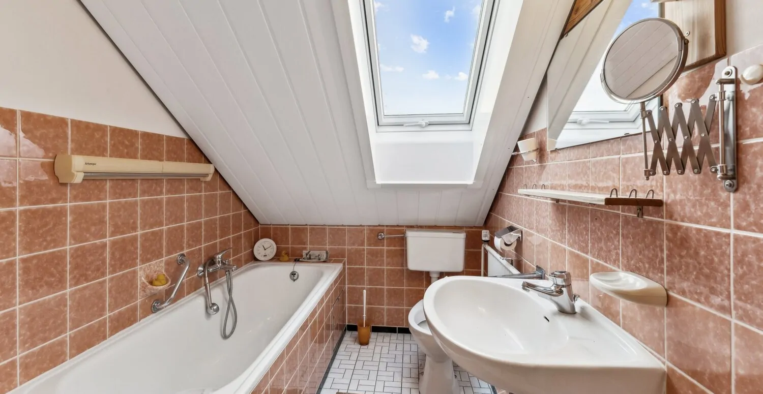 Bad im DG mit Badewanne