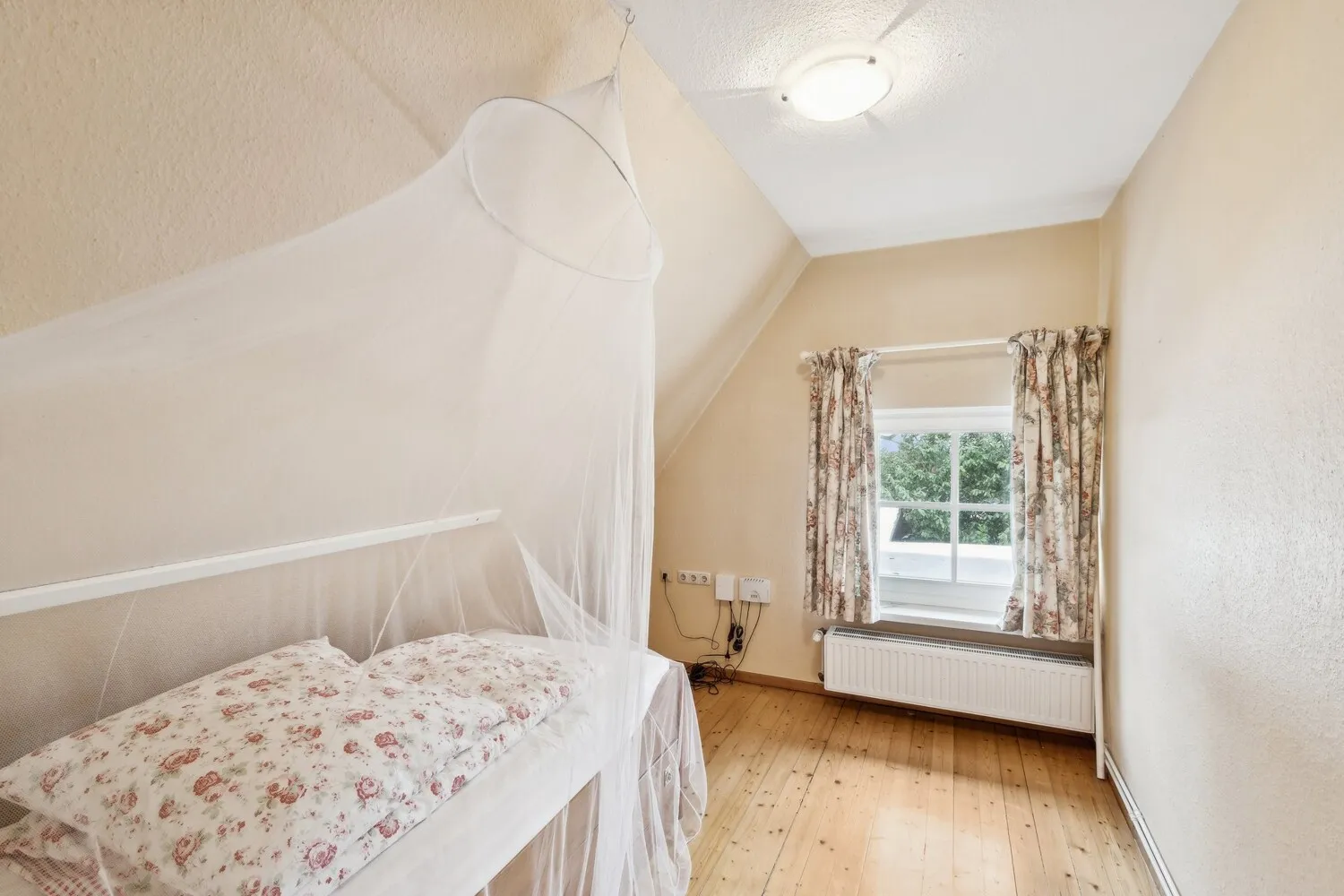 kleines Schlafzimmer DG