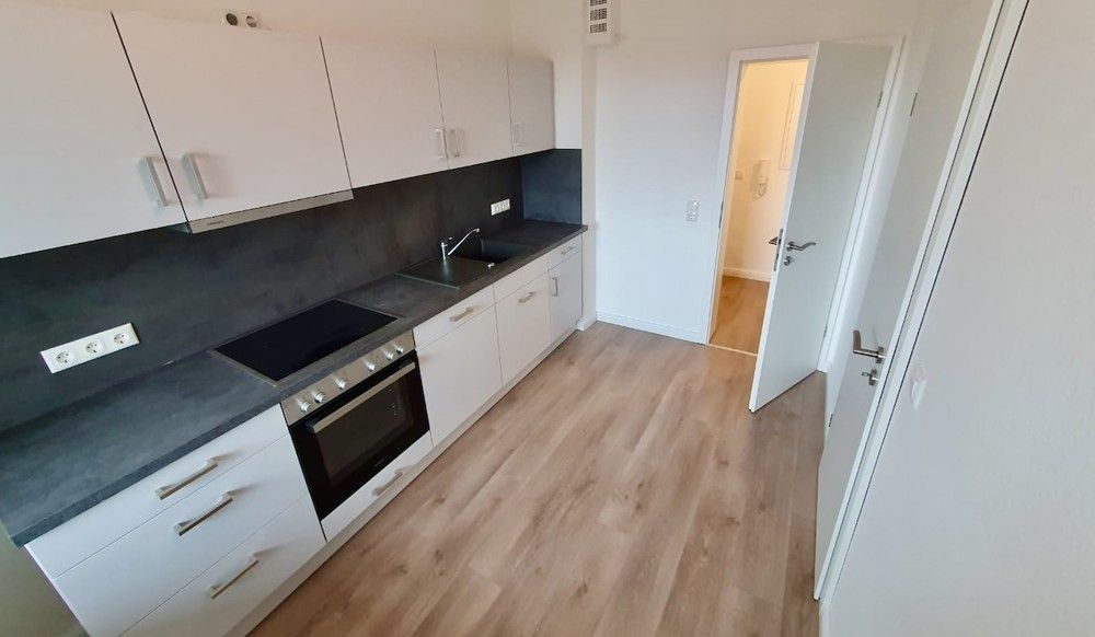 Küche mit fertigen Fußleisten und Tür