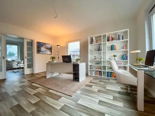 Praxis Hinteres Zimmer möbliert