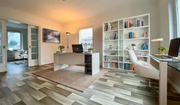 Praxis Hinteres Zimmer möbliert