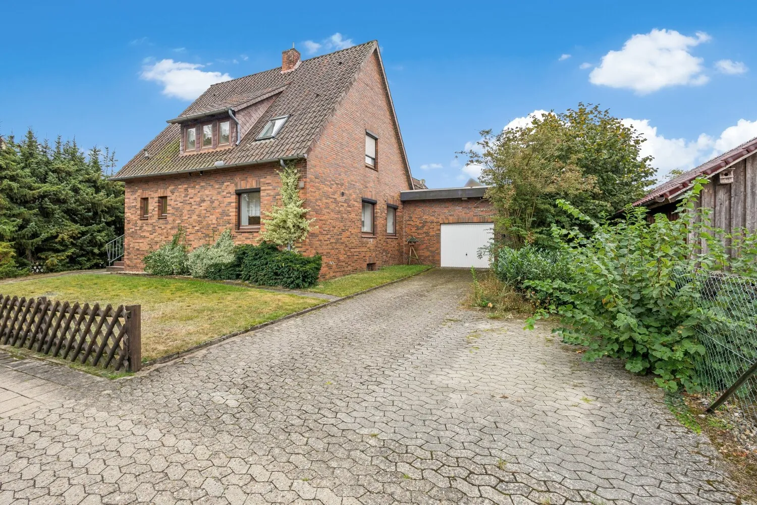 Auffahrt und Hof