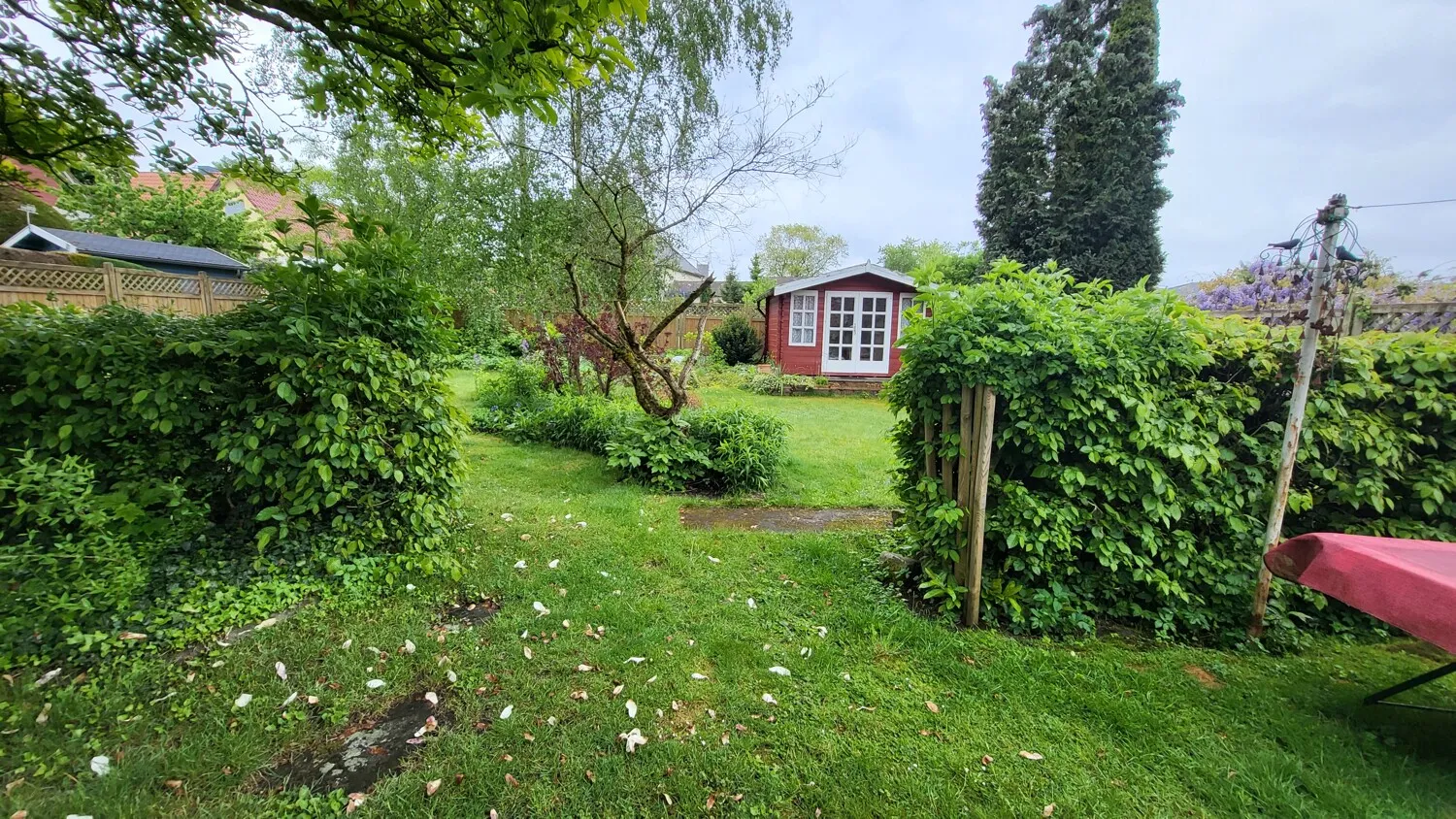 Garten mit Gartenhaus