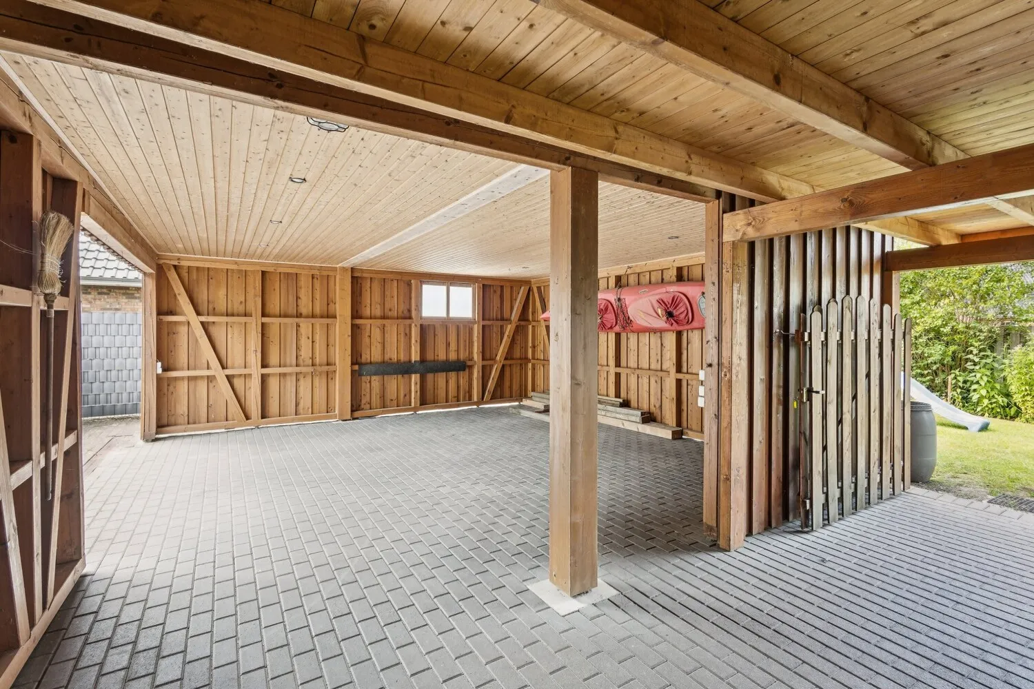 Blick in den Carport
