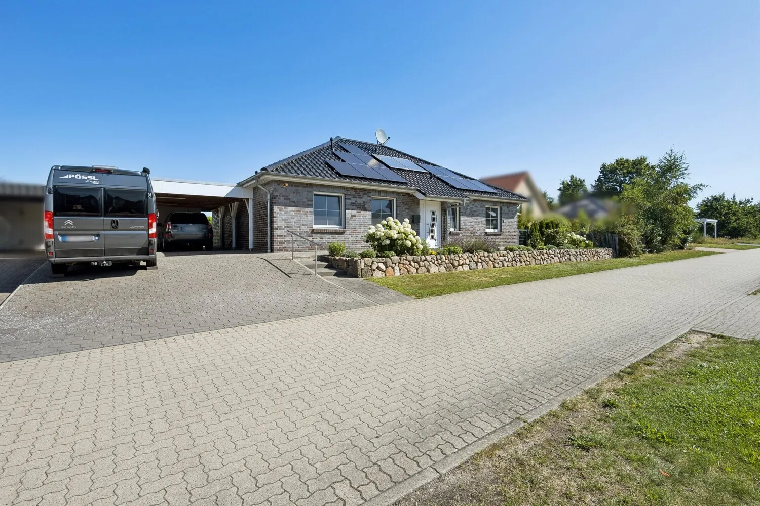mit großem Carport