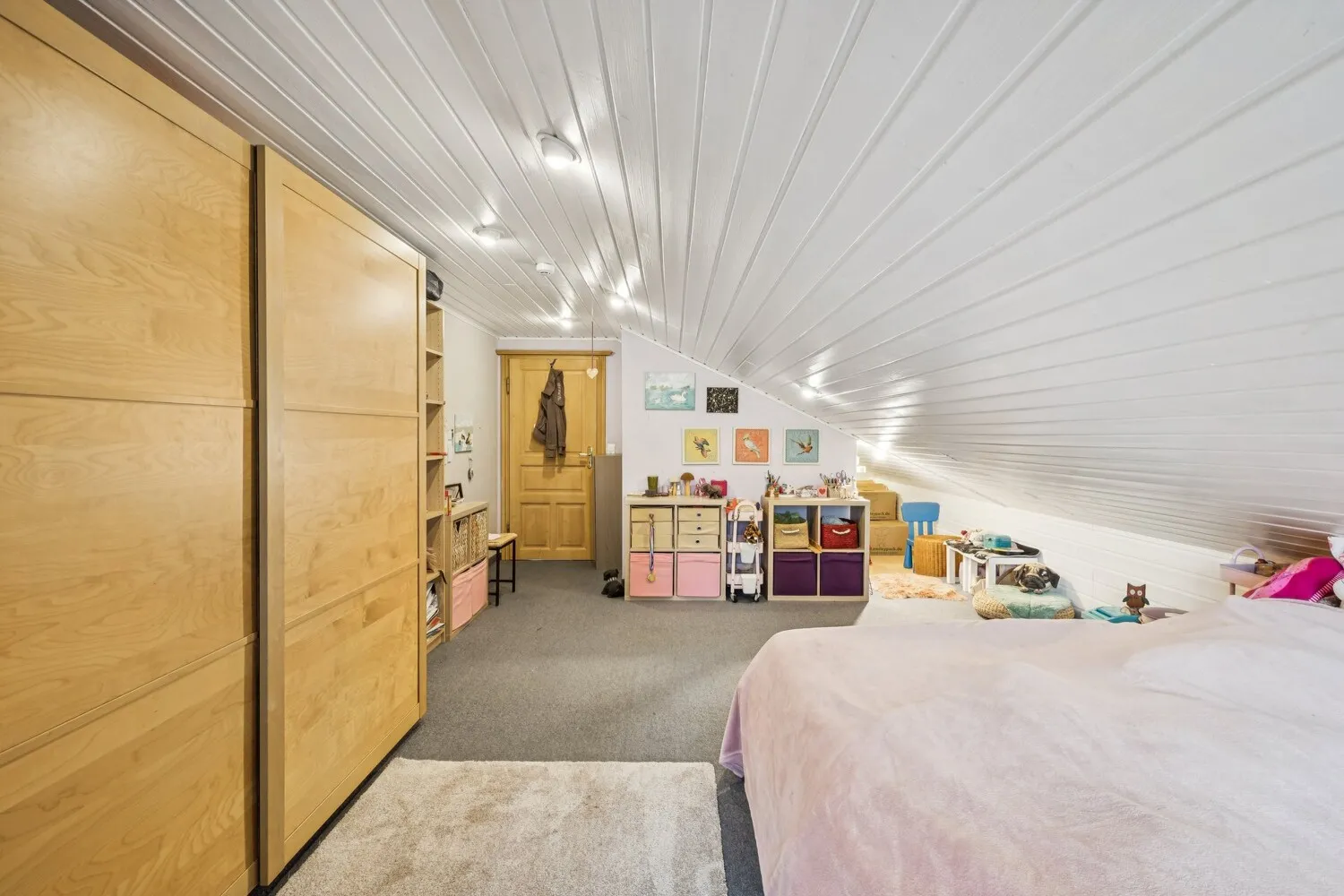 Helles Dachgeschosszimmer