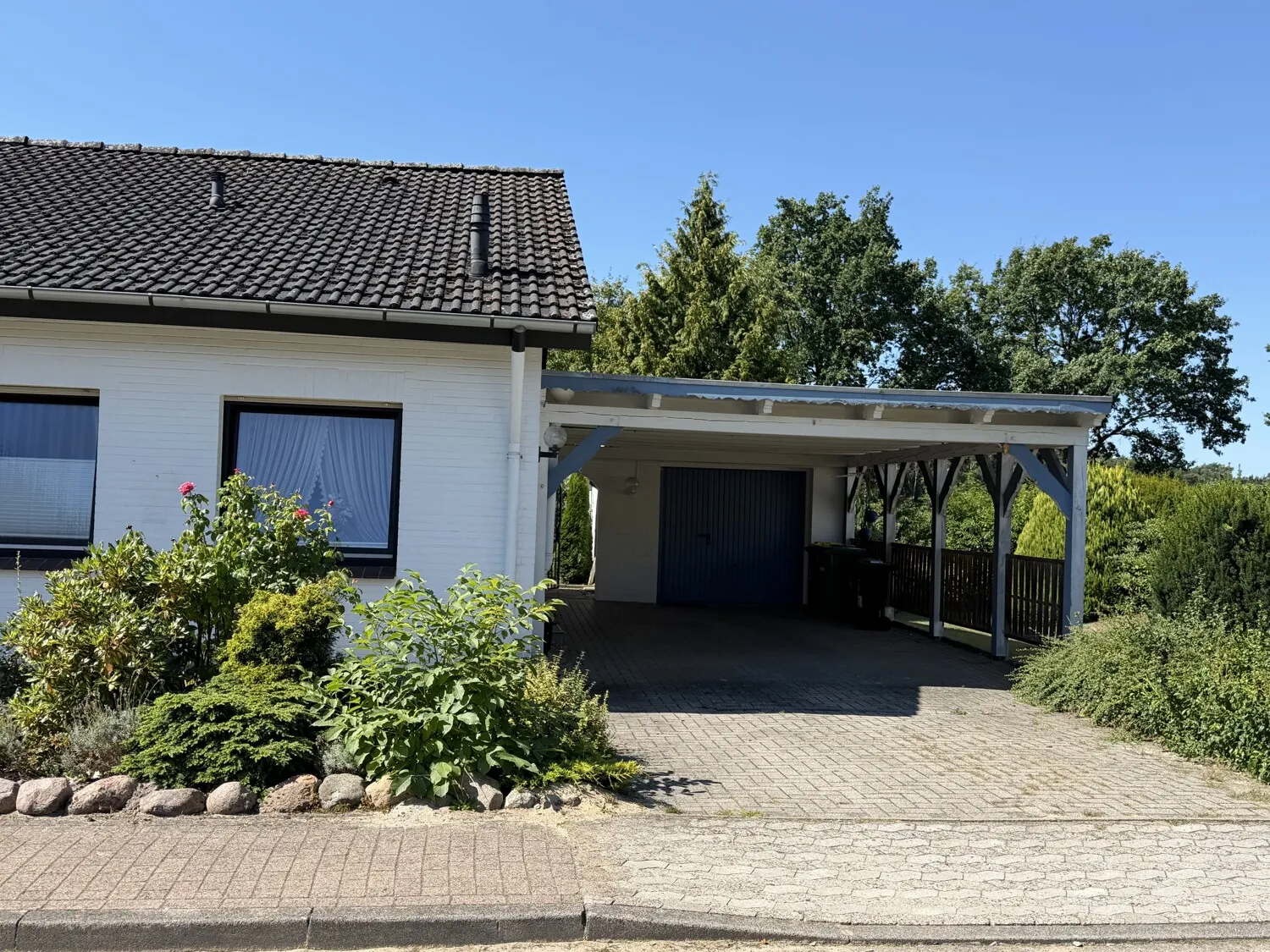 Carport und Garage
