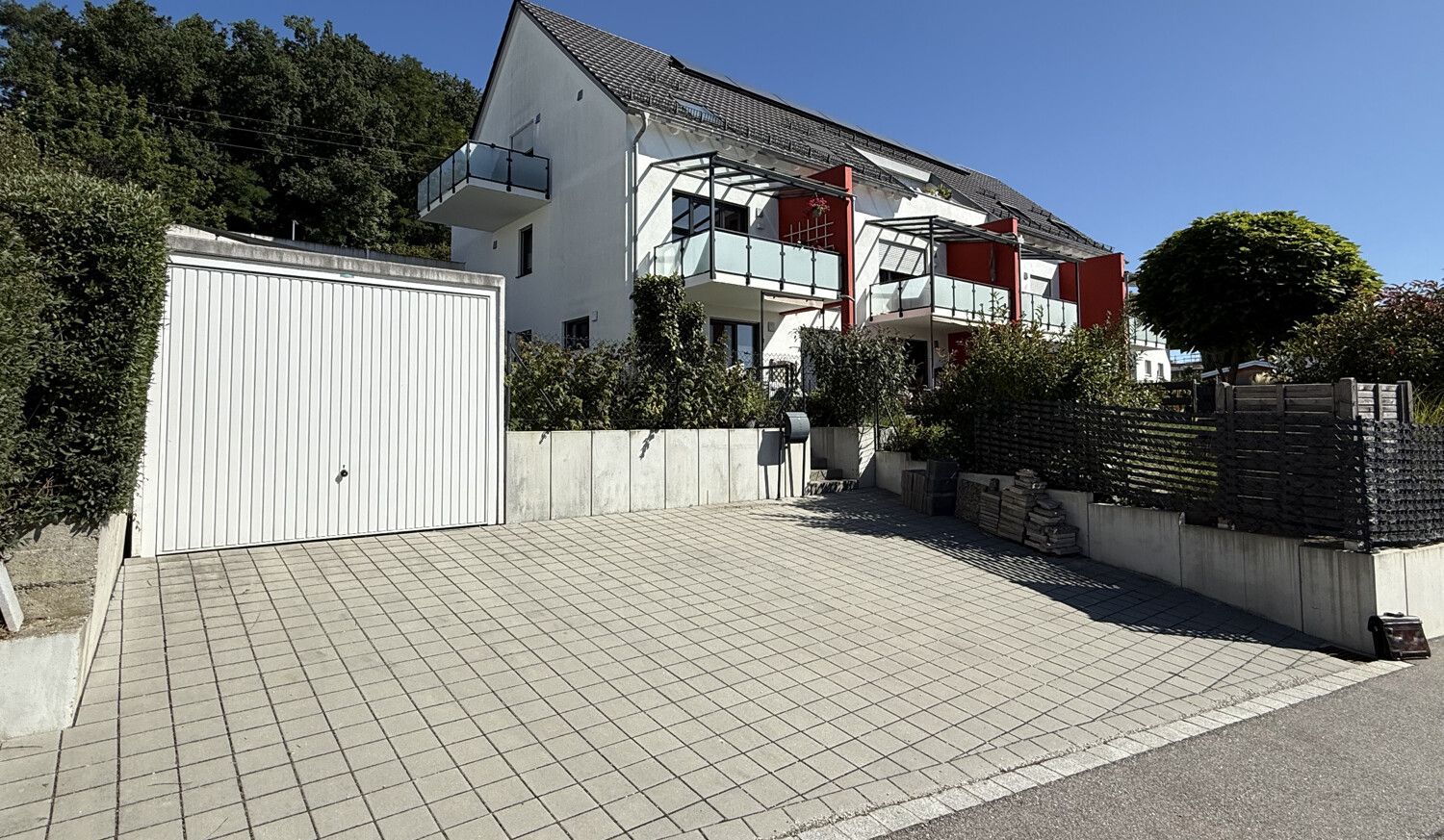 Hausansicht mit Garage und Stellplatz