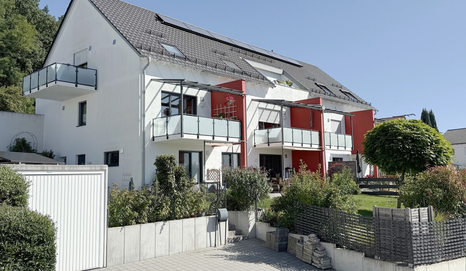 Hausansicht mit Garage