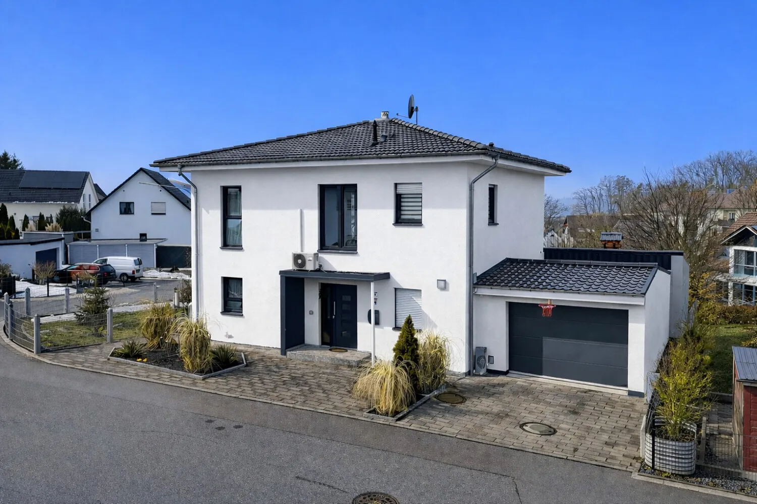 Hausansicht mit möglicher weißen Fassade