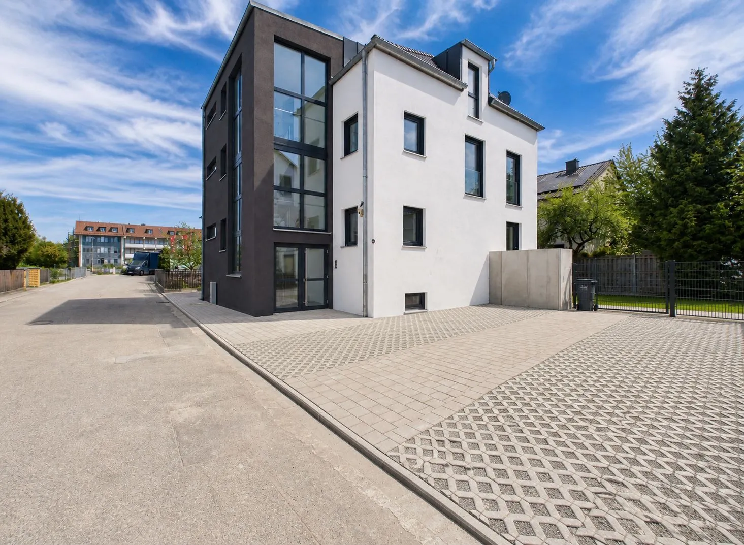 Hausansicht mit Stellplätzen