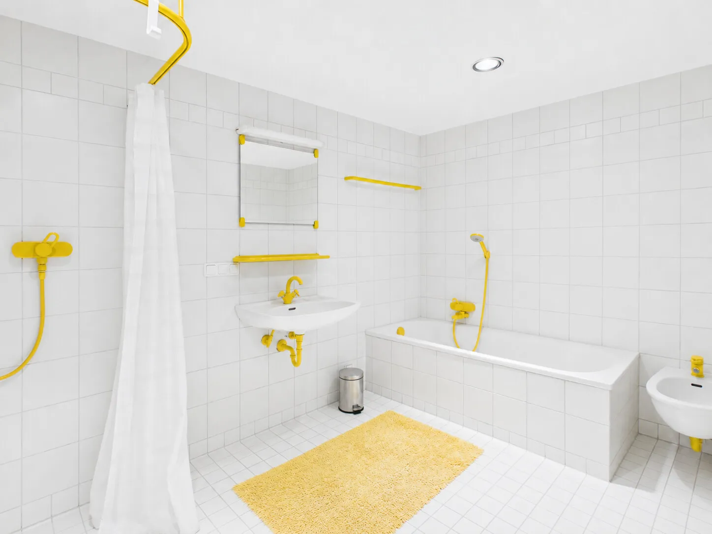 Bad mit Dusche und Badewanne