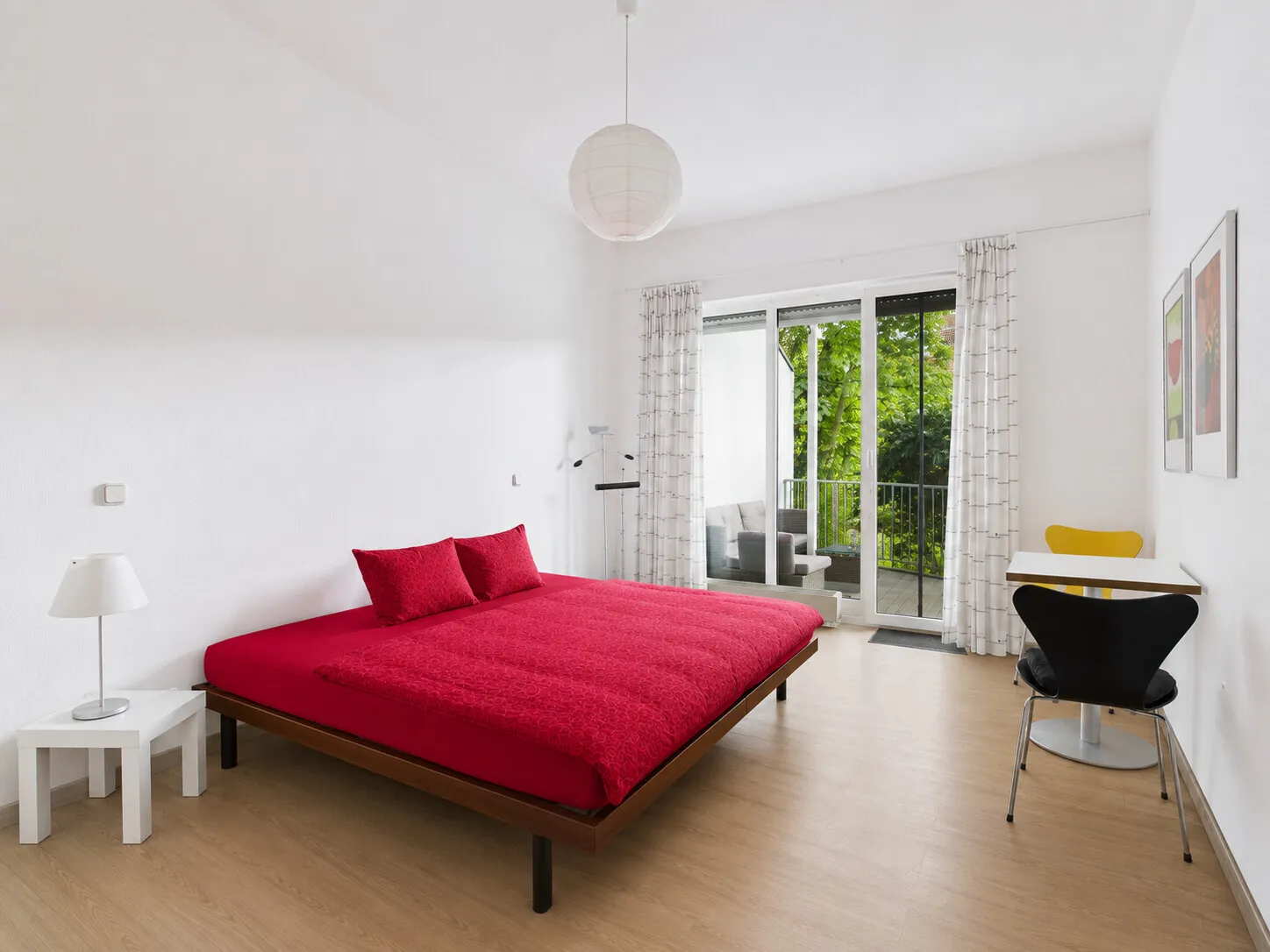 Schlafzimmer mit Zugang zur Terrasse