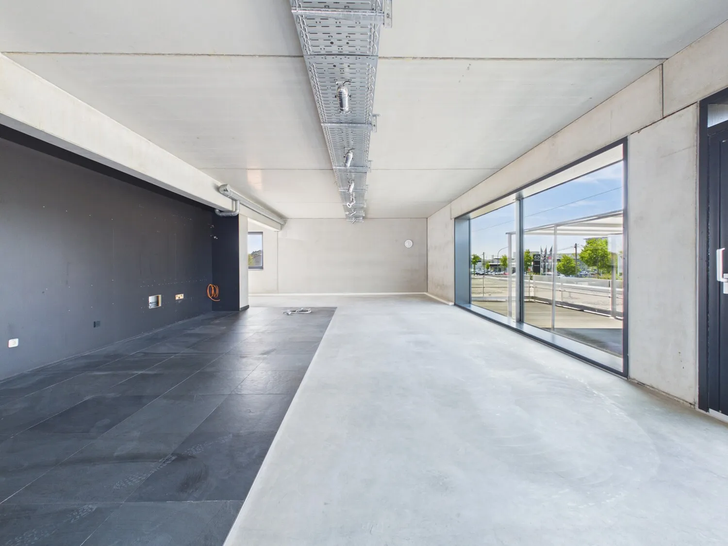 Openspace-Büro mit Küchenbereich