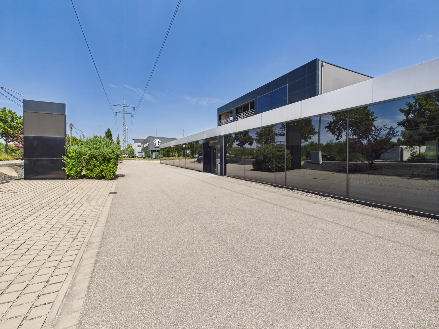 Gebäude mit den Parkplätzen und Werbefläche