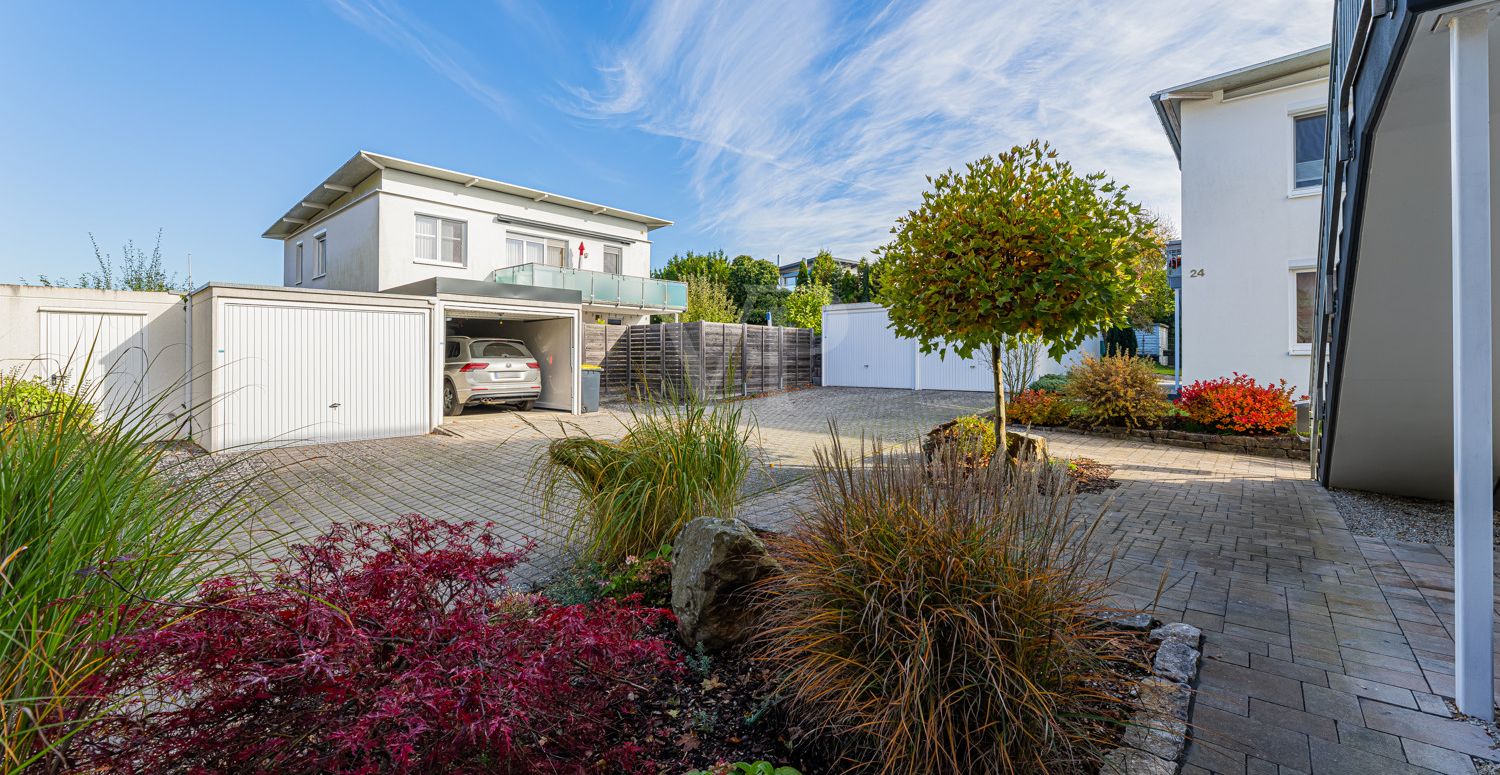 Einfahrt / Garage