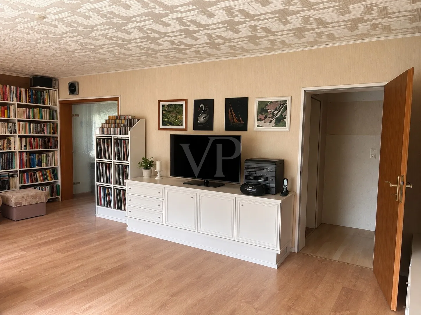 Wohnzimmer mit Ausgang zum Esszimmer und Flur - Bildoptimierung mit KI