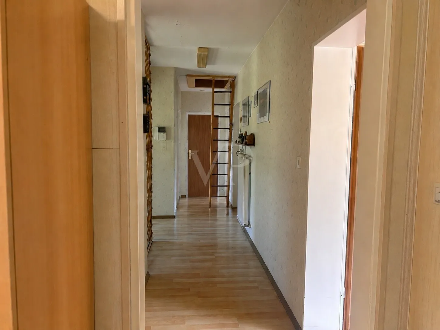 Flur OG mit Treppe zum Dachboden