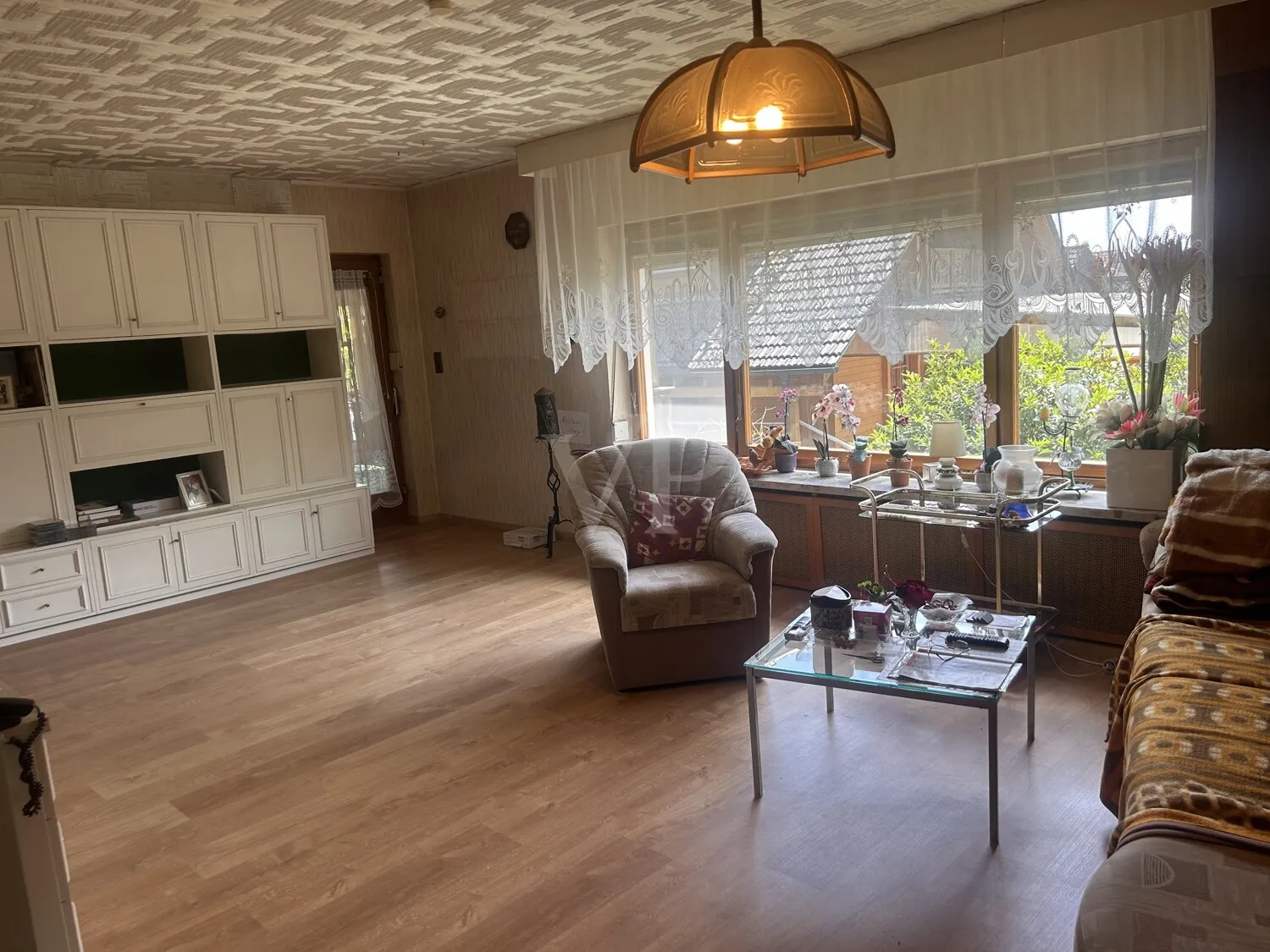 Wohnzimmer mit Ausgang zur Pergola