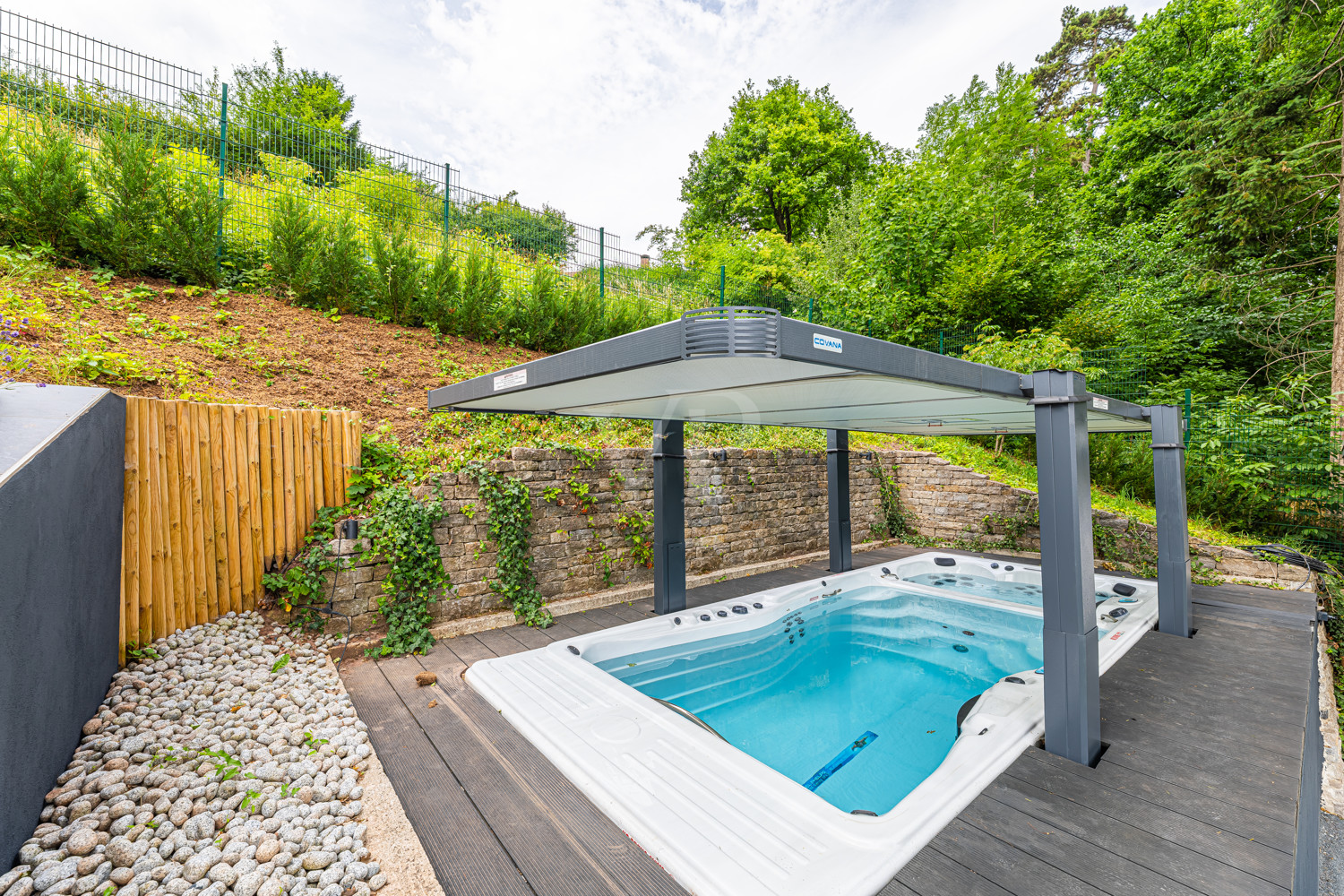 Pool & Jacuzzi