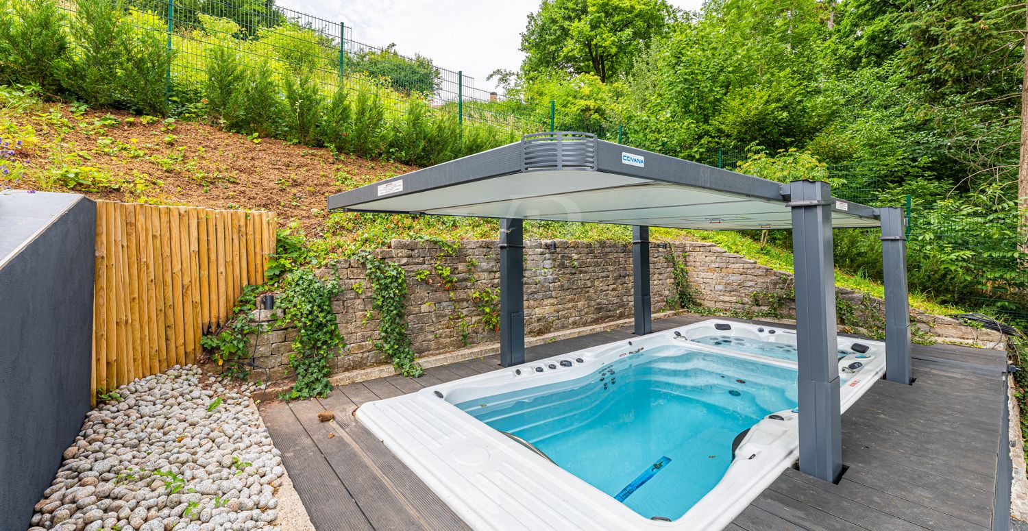 Pool & Jacuzzi