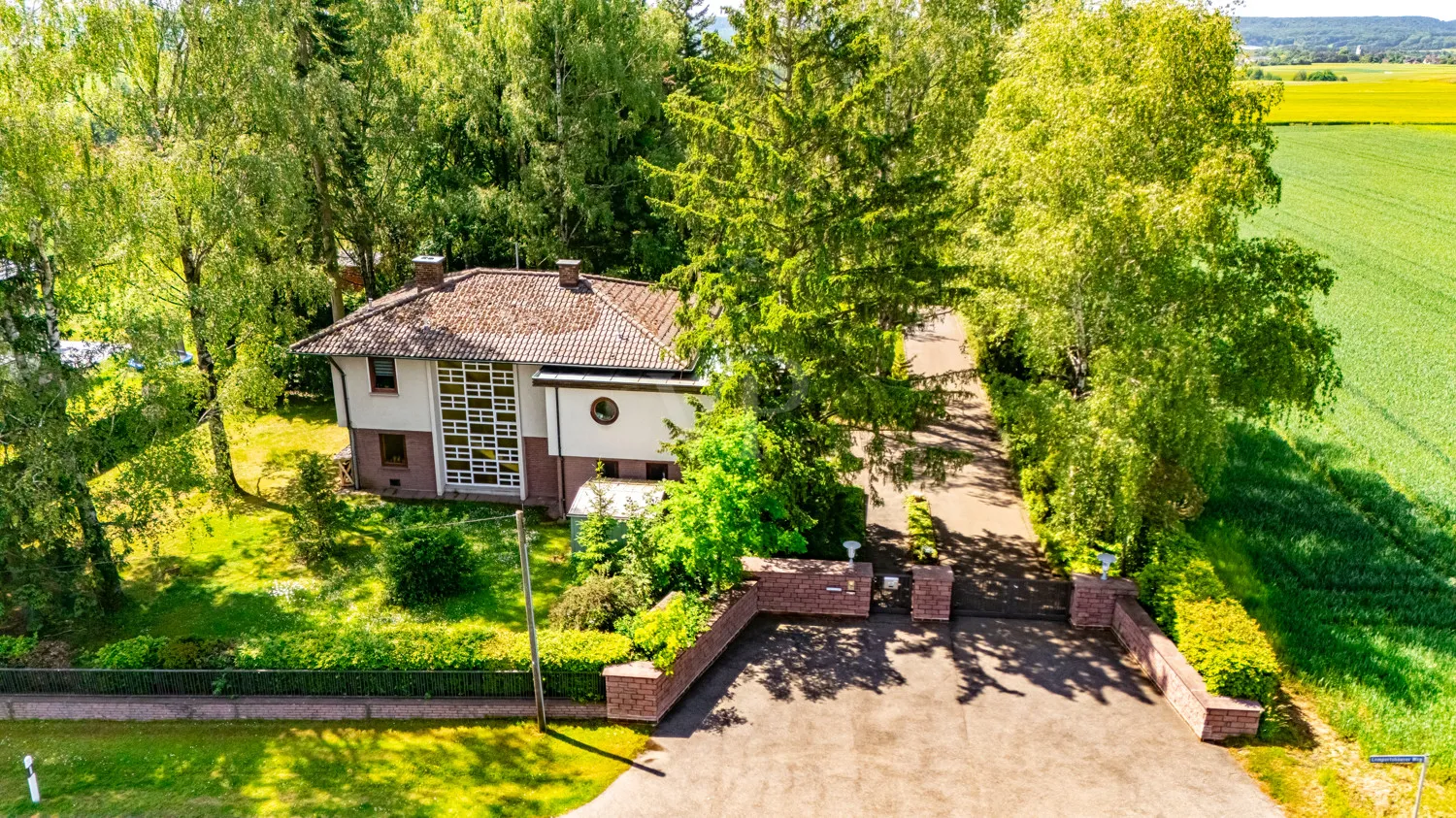 Eingangsbereich des Anwesens mit Sicht auf benachbartes, vermietetes Wohnhaus