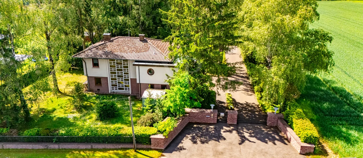 Eingangsbereich des Anwesens mit Sicht auf benachbartes, vermietetes Wohnhaus